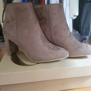 Wild Diva Casual Comfort lounge Taupe Ankle boots Womens size 8 New in Box!